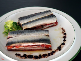 Terrina de sardinas marinadas y tomates confitados con hierbas aromáticas mediterráneas, aderezada con olivada (puré de aceitunas negras)