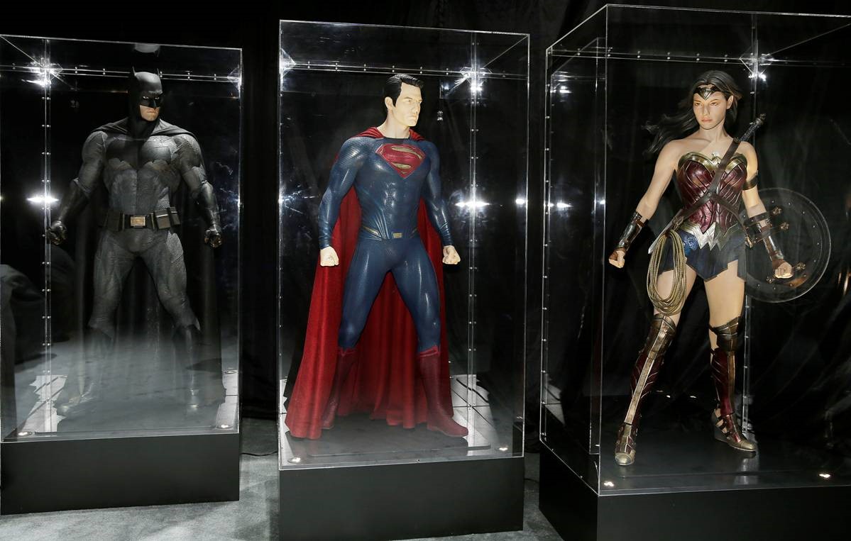 Mira a detalle los trajes de Batman, Superman y La Mujer Maravilla -  TVCinews