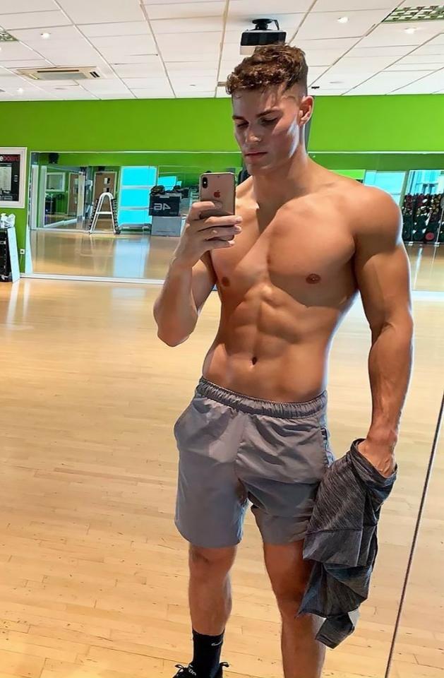 young-fit-gym-dudes-selfies