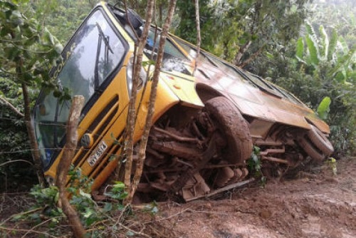 Ônibus escolar tomba e deixa estudantes feridos na zona rural de Planalto
