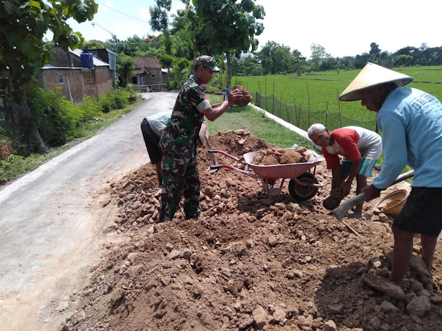Babinsa Bantu Uruk Jalan