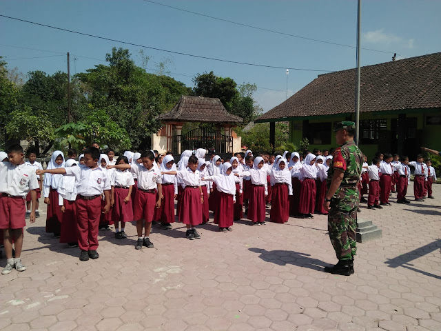 Tanamkan Disiplin, Babinsa Bumiaji Latih Baris Berbaris Tanamkan Disiplin, Babinsa Bumiaji Latih Baris Berbaris