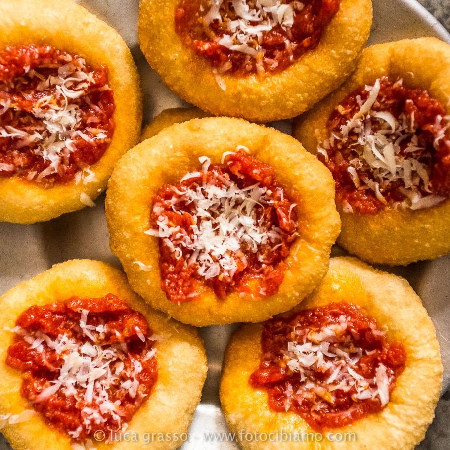 fotocibiamo PIZZE FRITTE PER SANT'ANNA...per Alla mensa coi Santi!