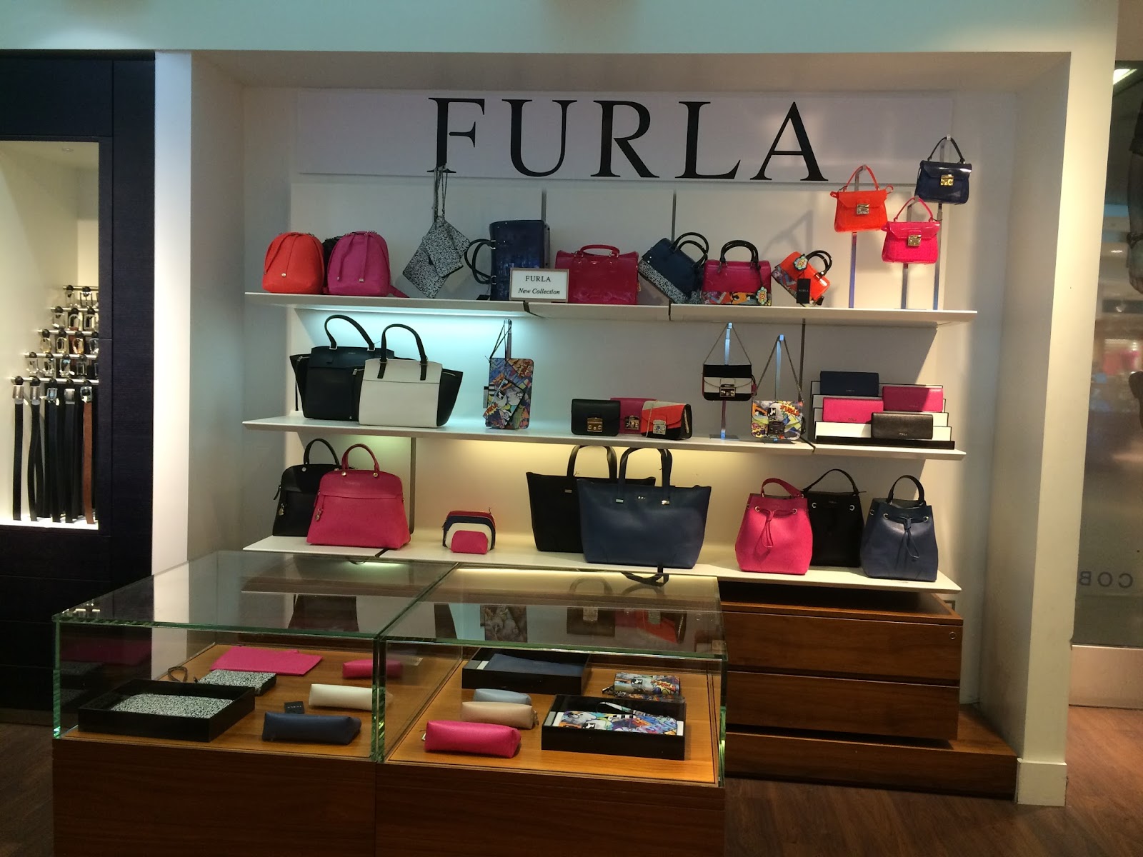 аутлет белая дача магазин фурла. выкладка женских сумок. Furla atena 2032049 outlet белая дача. бутик фурла в гуме. аутлет белая дача магазин фурла.