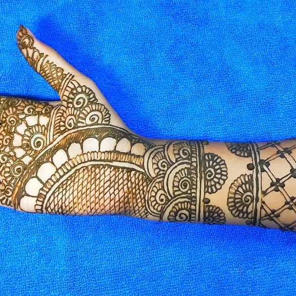 Thrilling Back Hand Mehndi Designs | Cute Girl
