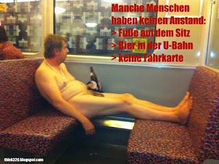 Nackter Mann in Berliner U-Bahn. Füße auf dem Sitz, Bier in der Hand, keine Fahrkarte dabei.