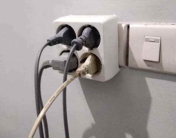 penyebab colokan listrik terbakar