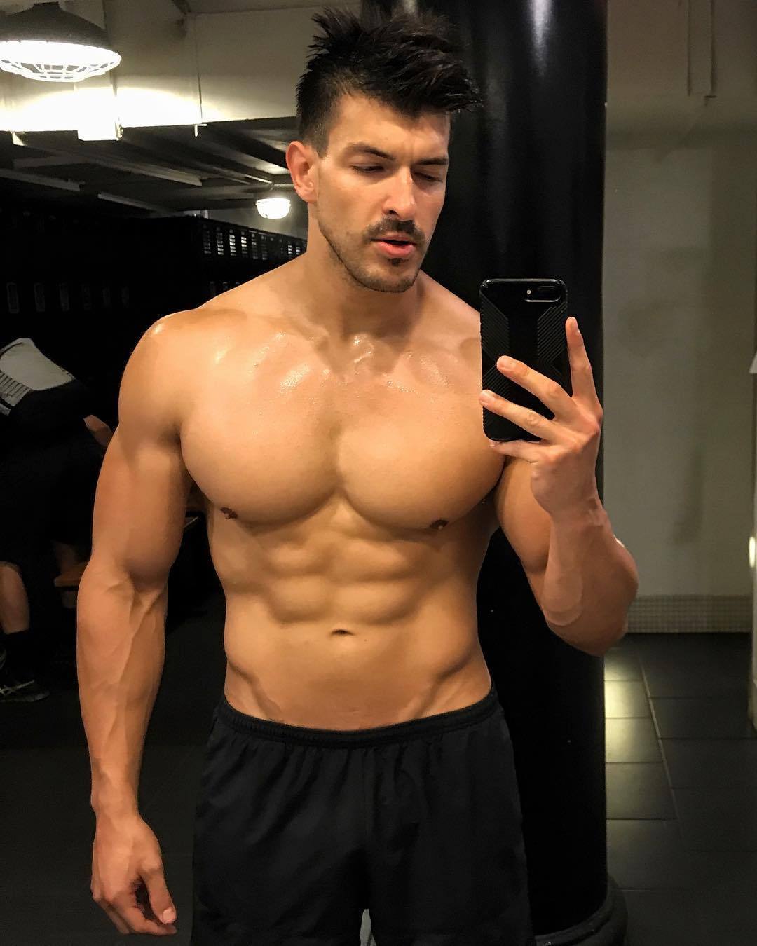 sweaty-shirtless-fit-gay-top-grindr-guy-huge-pecs-selfie-hunk