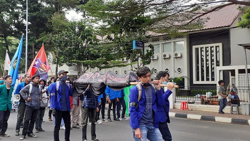 Tolak Omnibus Law, Mahasiswa Bawa Keranda untuk DPR Tolak Omnibus Law, Mahasiswa Bawa Keranda untuk DPR