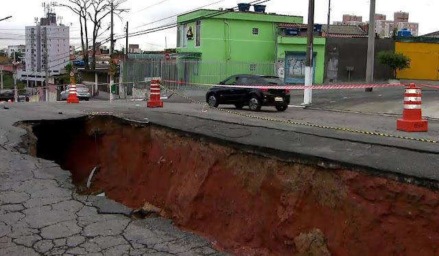 Asfalto cede, cratera se abre e carro cai no meio de avenida de SP