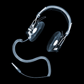 10-Headphones-Nick-Veasey-X-ray-Images-Mechanical-Musical-www-designstack-co