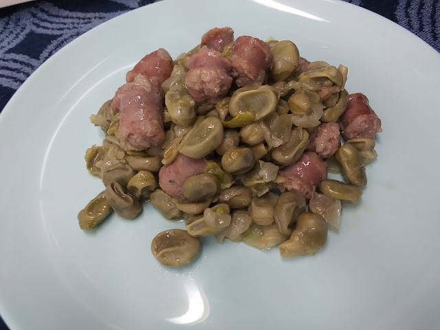 Habitas encebolladas con longaniza