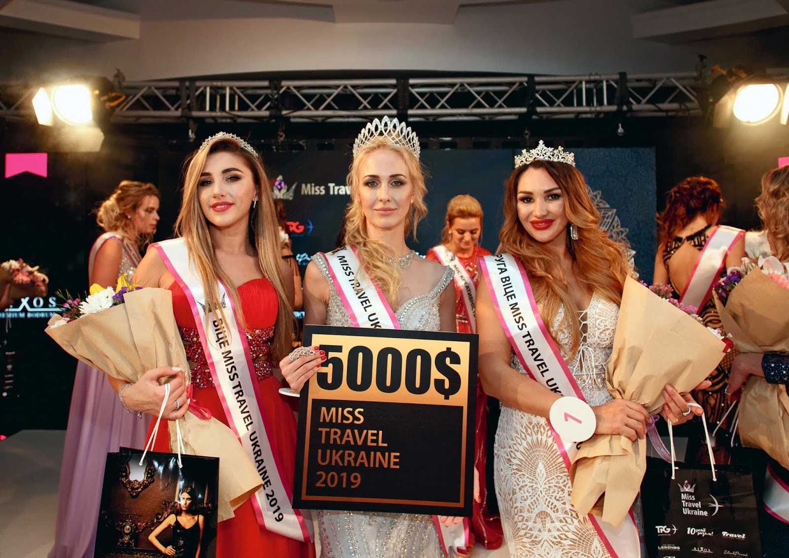 Мисс тревел бумажное безумие. Miss travel персонаж. Фото мисс тревел. Мисс тревел моделька. Картинки miss travel.