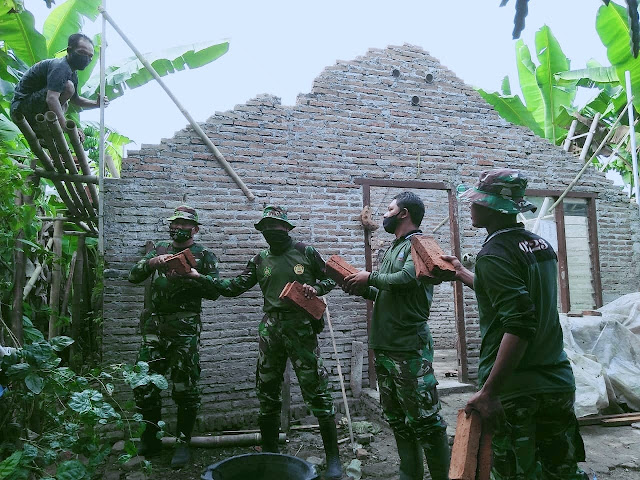 Anggota Kodim 0723/Klaten Merenovasi Rumah Milik Narto Suwito 