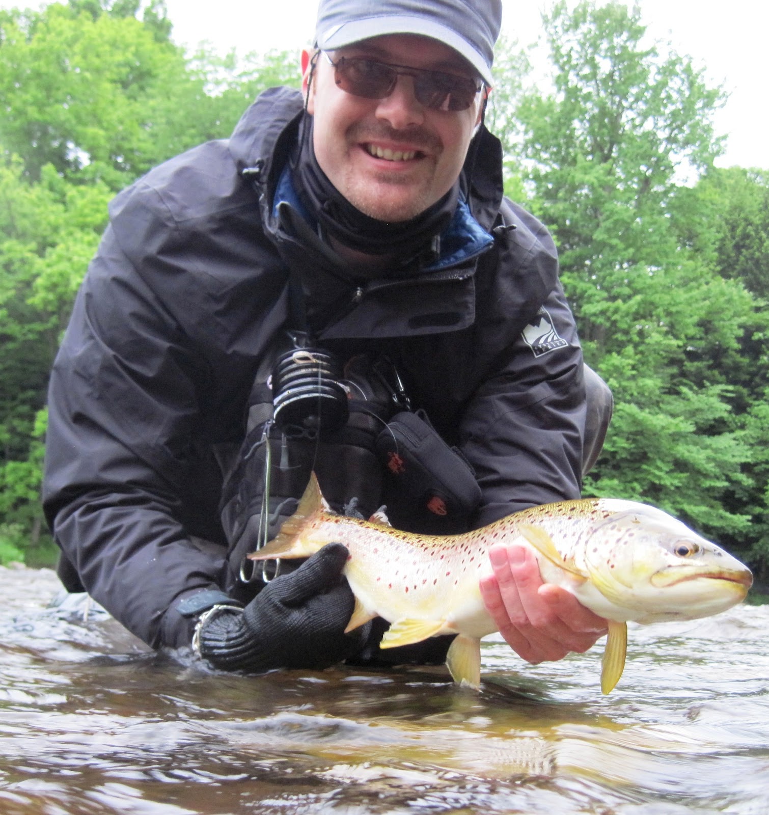 River fly fishing in beautiful Adirondacks. Pêche à la mouche en