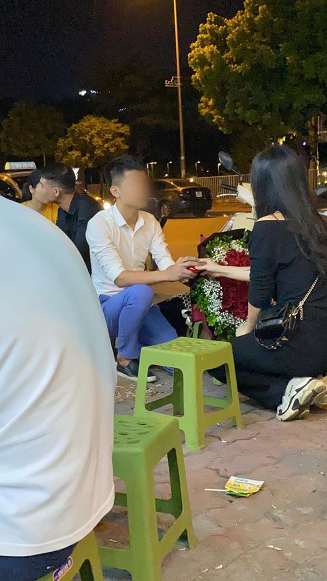Thanh niên Quỳ xuống cầu hôn cô gái trên vỉa hè, bị từ chối liền thẳng thừng bỏ lại chiếc nhẫn rồi bước đi khiến cộng đồng mạng xôn xao