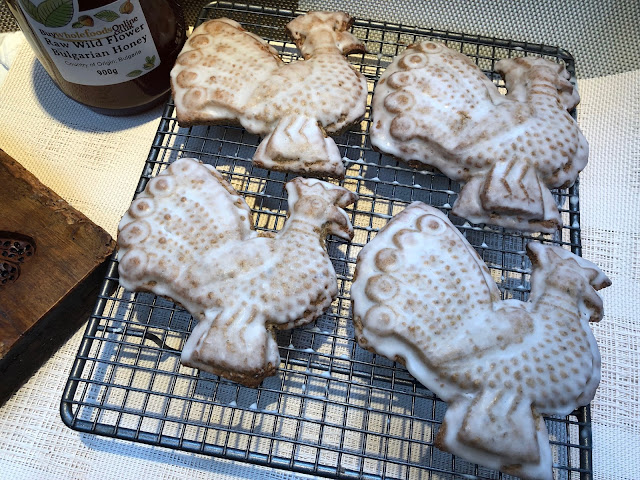 Russian cookies, raw honey
