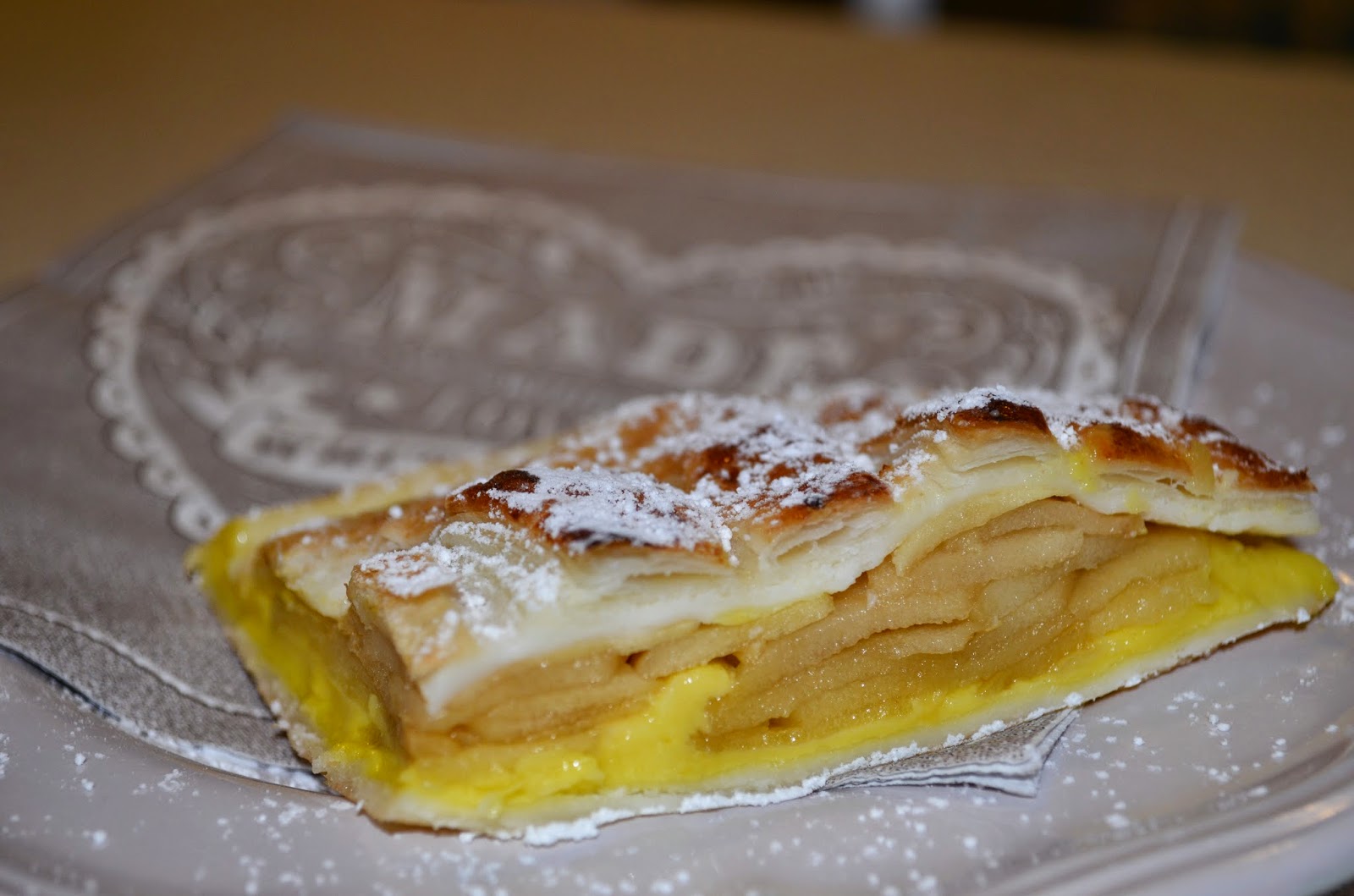 sfogliata di mela con crema allo zafferano