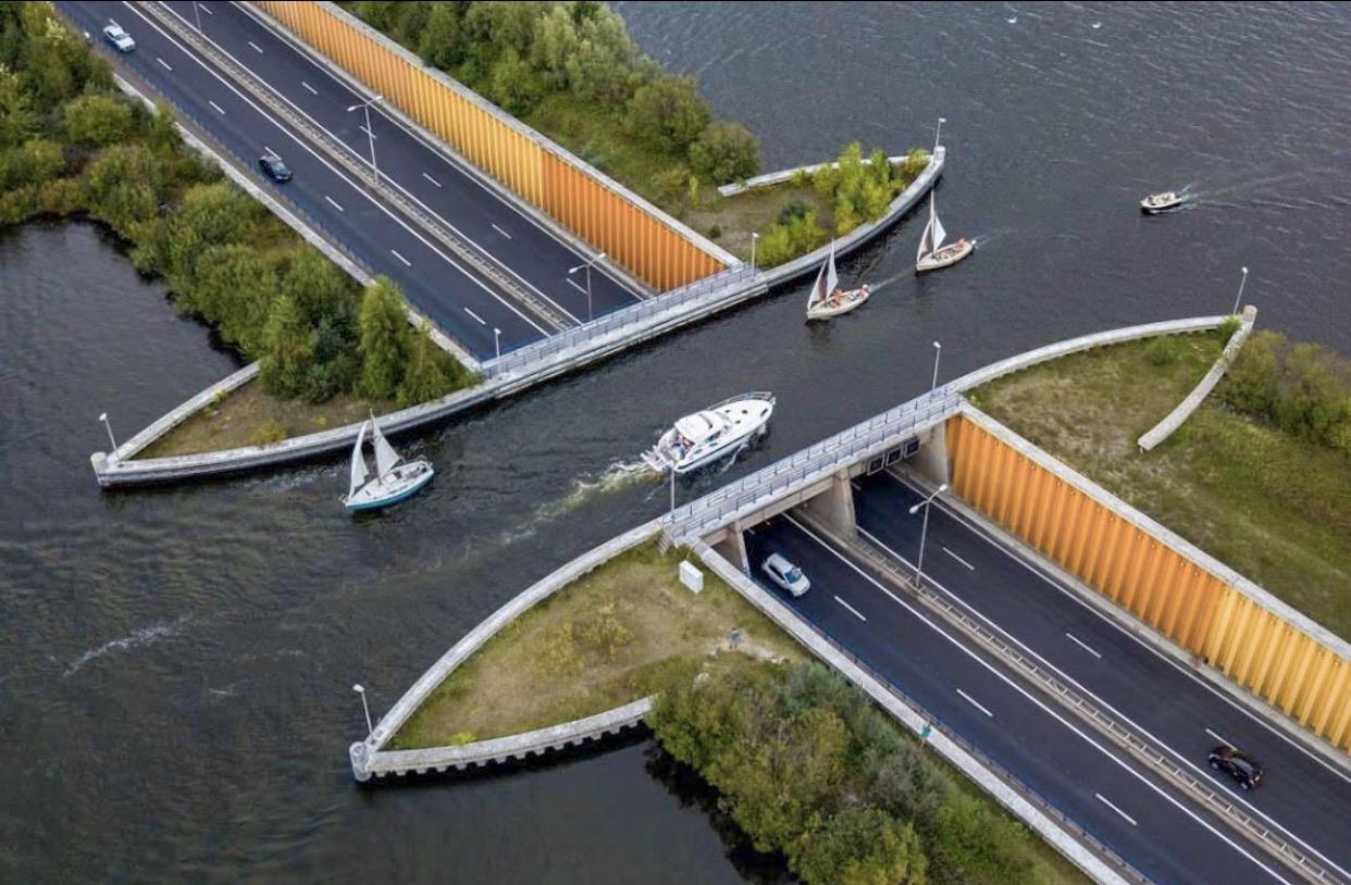 Дорога 7 метров. Акведук Велувемеер Нидерланды. Водный мост Veluwemeer, Нидерланды. Водный мост в Биддингхёйзене Нидерланды. Мост в Нидерландах акведук.