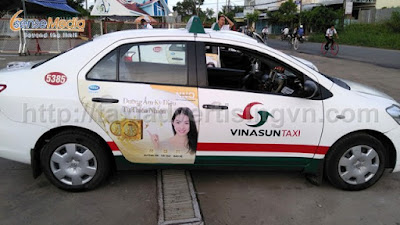 Vì sao nên dán decal trên xe taxi Vinasun Hồ Chí Minh làm quảng cáo? Quang-cao-taxi-vinasun-canh-xe