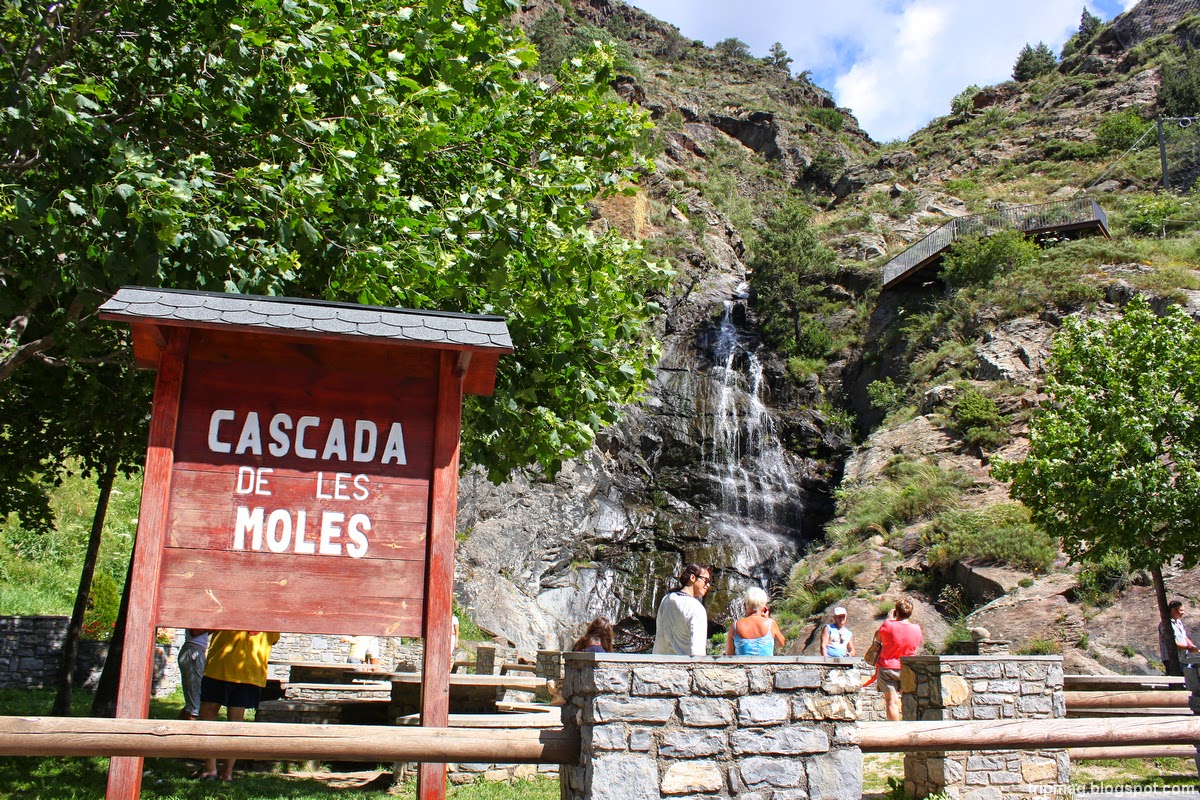 Водопад Cascada de les Moles в Пиренеях