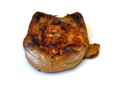 セミドライトマトとチーズのライ麦パン | boulangerie onni（ブーランジェリーオンニ）