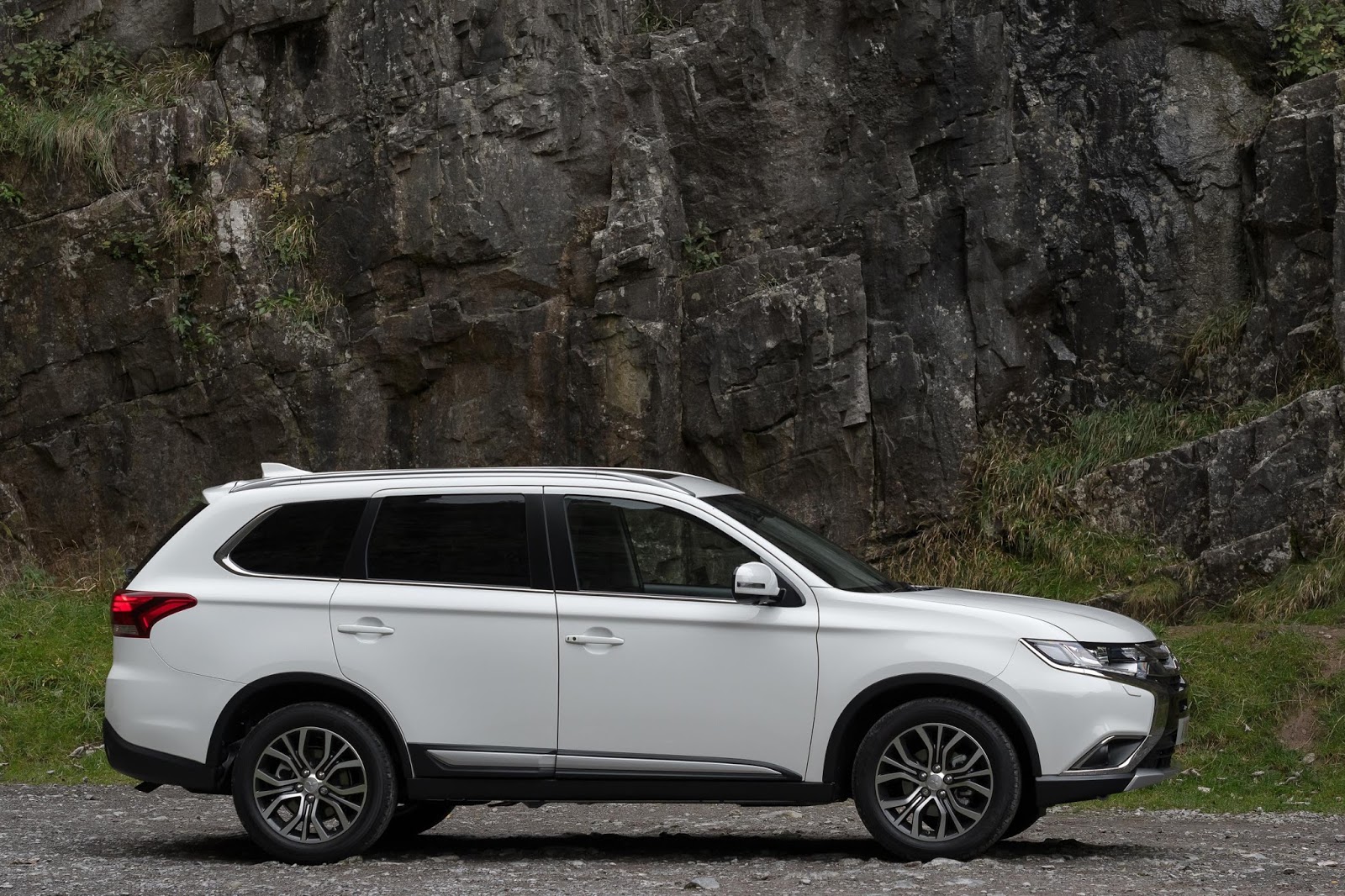 The Motoring World: 2017 Mitsubishi Outlander Diesel now on sale in the