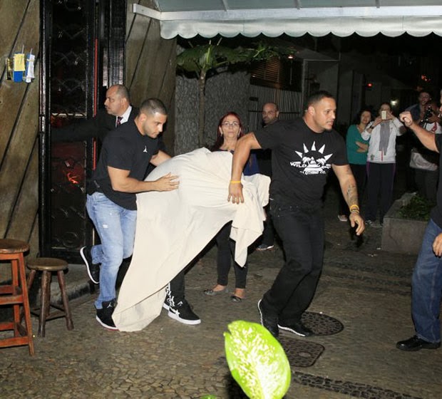 Fotos Justin Bieber saindo do puteiro no RJ