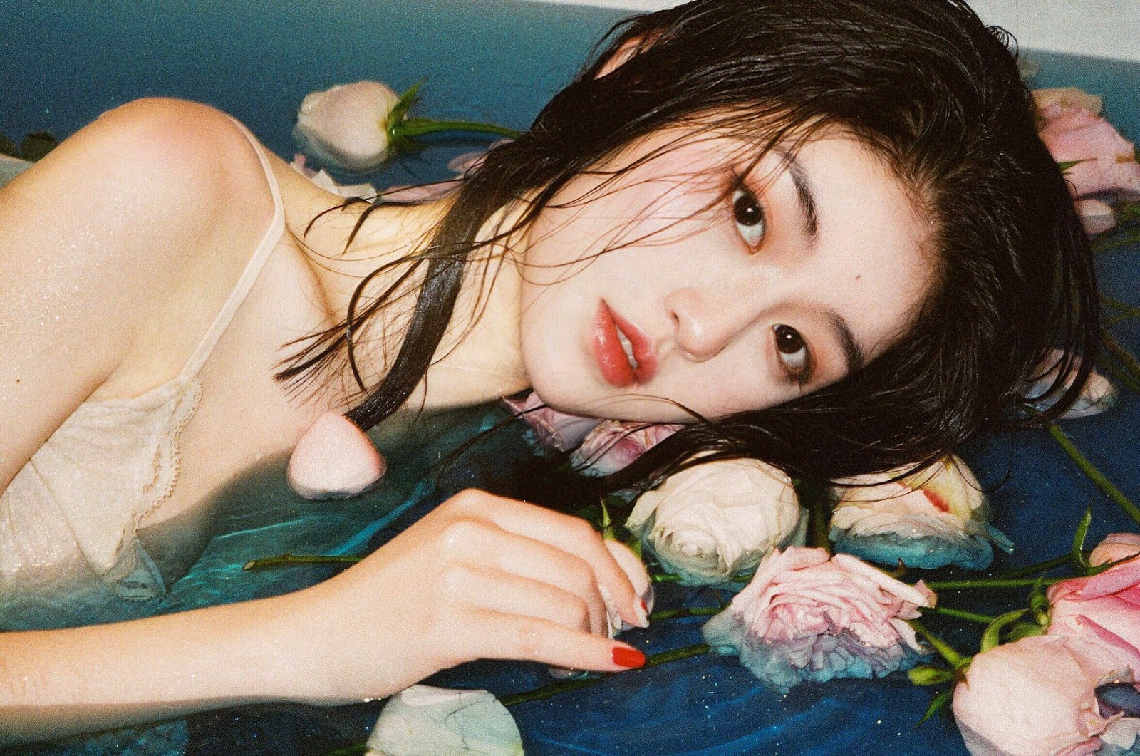 Gallery - Chinese model - Beautiful girl and Roses - P2