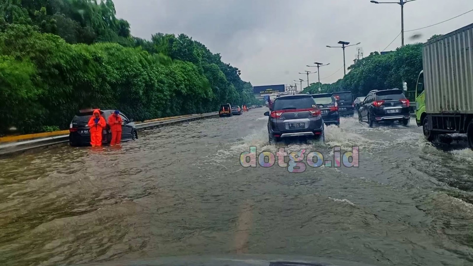 Macet Parah di Tol Jagorawi dan Jakarta Cikampek Karena Banjir dotgo.id