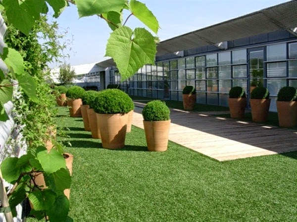 Artificial grass for a balcony, terrace or garden &#8211; great examples!