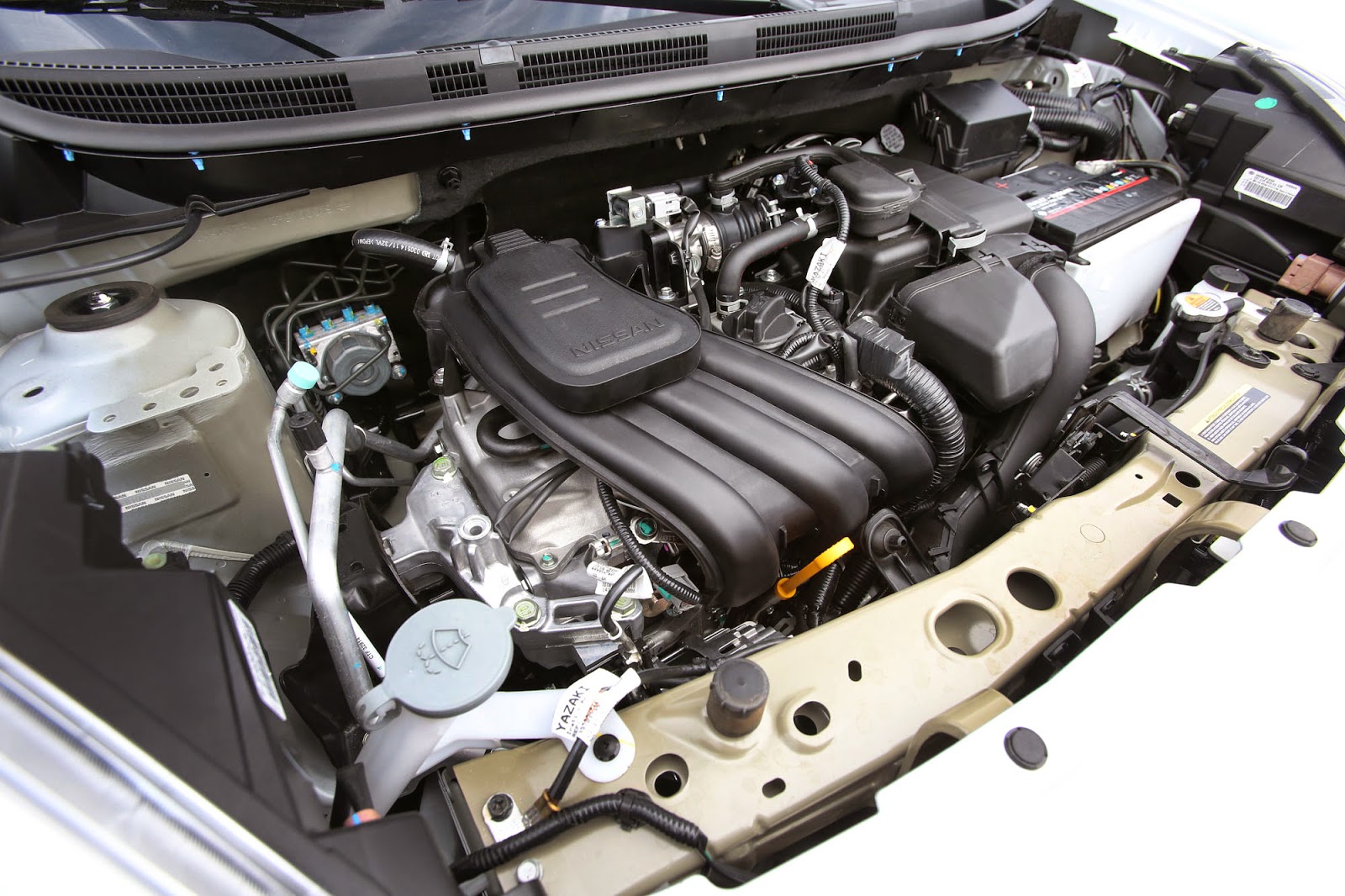 Какой двигатель встанет. Nissan Versa 2010 под капотом. Ниссан Верса s клапана двигателя 1.6. Nissan Versa 2017 engine. Ниссан Верса 1.8 балансир двигатель.