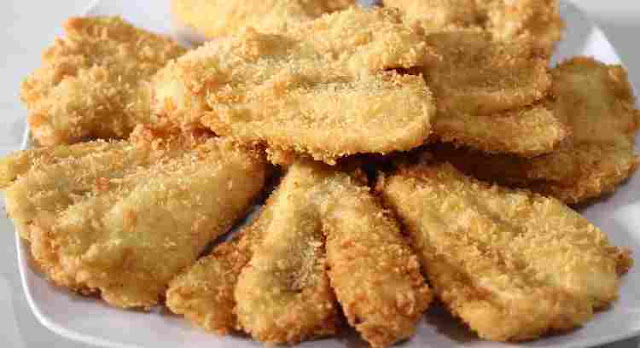 Cara Membuat Pisang Goreng Crispy - Pisang goreng merupakan makanan yang sangat terkenal di Indonesia, Malaysia, dan Singapura. Di Indonesia, hampir di setiap sudut jalan yang banyak yang menjajakan makanan ini. Pisang goreng paling enak menjadi teman untuk minum kopi.    Sekitar tahun 1511, orang Portugis datang ke kawasan Melayu. Mereka sangat menyukai sarapan pisang yang dilumuri tepung, dan kemudian digoreng. Kemudian, makanan ini diadopsi oleh orang Melayu termasuk Indonesia. Biasanya adonan pisang goreng dilumuri adonan kental yang terbuat dari campuran tepung, telur, sedikit garam, dan gula. Setelah itu, barulah pisang digoreng.    Pisang yang biasanya digunakan adalah pisang kepok karena pisang ini memiliki kadar air yang tidak terlalu banyak dibandingkan dengan pisang lainnya, sehingga cocok untuk diolah sebagai pisang goreng.    Selain itu, pisang yang digunakan adalah pisang yang tidak terlalu masak. Karena, tingkat kematangan pisang akan memengaruhi cita rasanya.    jika sudah dikelola menjadi pisang goreng, konsumsinya harus dibatasi. Karena sudah mengandung karbohidrat dan lemak yang tinggi. Jika dikonsumsi dalam jumlah banyak bisa meningkatkan risiko, seperti berat badan mudah naik, penyakit jantung, stroke, kolesterol, dan lain-lain.    Kini, pisang goreng memiliki banyak varian, seperti pisang molen, pisang pasir, pisang goreng pasir, pisang kipas, pisang goreng sale, hingga pisang nugget. Banyak juga pisang goreng yang disajikan dengan aneka topping, seperti cokelat, keju, atau gula halus.    Untuk membuat pisang goreng crispy yang enak, renyah dan legit, sebenarnya sangat mudah. Mau tahu cara membuat atau resepnya? Simak yang berikut ini.      Cara Membuat Pisang Goreng Crispy   Bahan  1 sisir buah pisang kepok matang 4 sdm tepung terigu 3 sdm tepung tapioka 1 sdm tepung beras Garam (secukupnya) Bubuk vanili (secukupnya) Gula (secukupnya) Air (secukupnya)    Cara Membuat :  Kupas pisang kemudian belah jadi dua. Campur tepung terigu, tepung tapioka, tepung beras dan bubuk vanili secukupnya. Tambahkan air sedikit demi sedikit hingga membentuk adonan yang cukup encer. Tambahkan garam dan gula secukupnya. Koreksi rasa jangan sampai terlalu asin atau manis. Celupkan buah pisang yang telah dikupas ke dalam adonan tepung, goreng dengan api sedang (jangan terlalu panas atau sekedar hangat). Goreng pisang hingga berwarna kuning keemasan, bagian luarnya renyah dan dalamnya matang sempurna. Angkat pisang yang telah matang, sajikan selagi masih hangat.    Resep cara membuat pisang goreng krispi yang sangat mudah bukan? Selamat mencoba resep ini dan semoga keluarga di rumah suka.