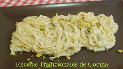 Receta fácil y rápida de espaguetis con salsa de pistacho