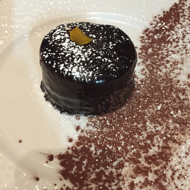 Entremet au chocolat, à la mousse de marron et au fruit de la passion