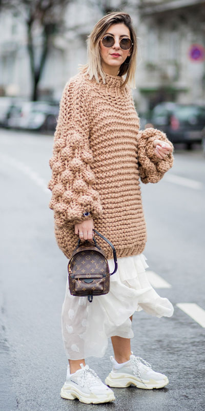 Knitted outfits are versatile pieces that adapt to every woman's style. Mix up your style with these 25 Charming Knitwear to Keep You Stylish and Warm. Winter outfits via higiggle.com | Ballon sleeve knit sweater | #knit #winter #fashion #jumper