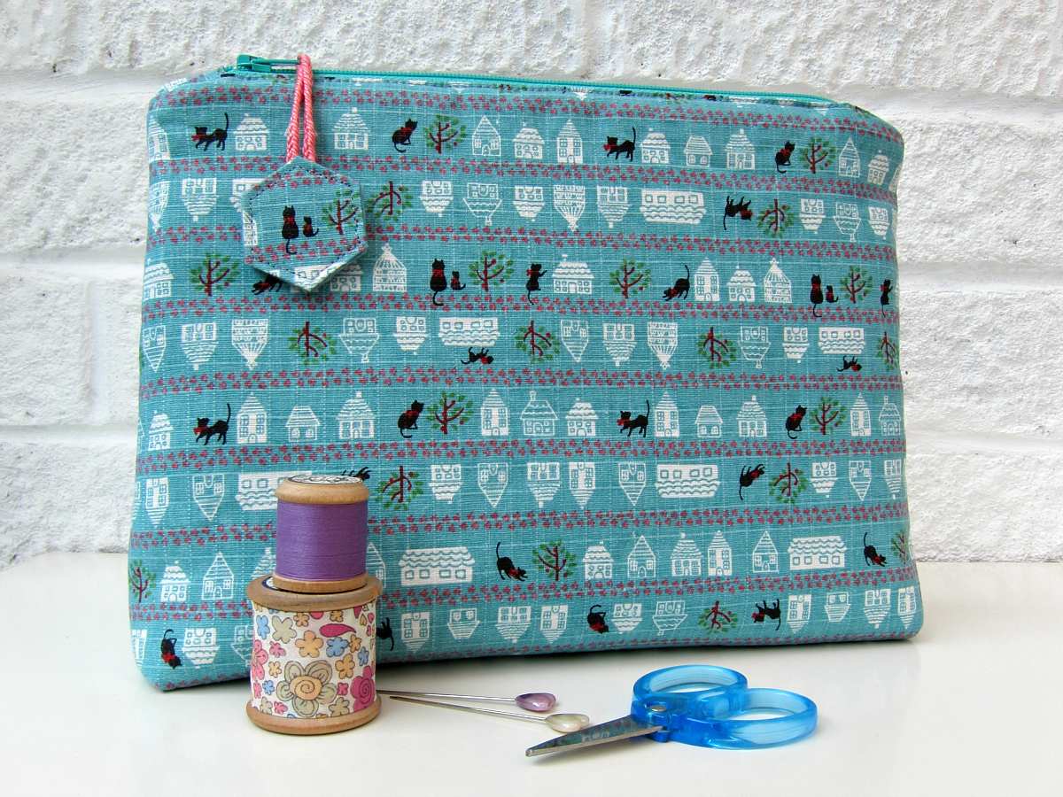 How to Sew a Cute DIY Long Zipper Pouch - free sewing tutorial