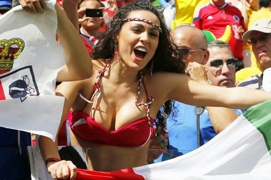 Bold Italy Female Fan Cheers