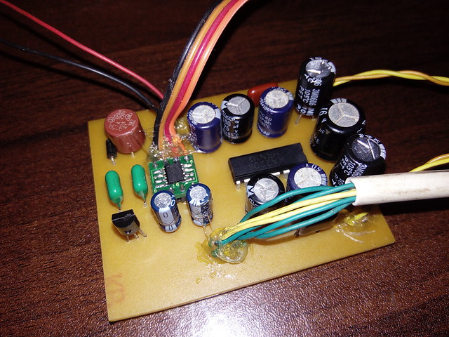 Simple I2S stereo decoder with amplifier