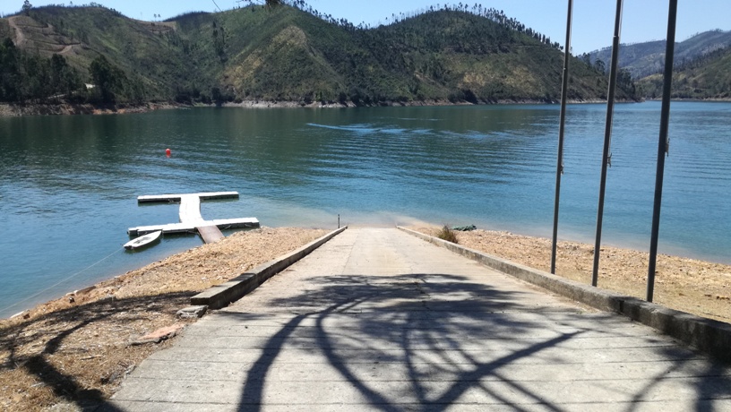 Acesso rampeado ao Cais de embarcações do Trizio Acesso rampeado ao Cais de embarcações do Trizio