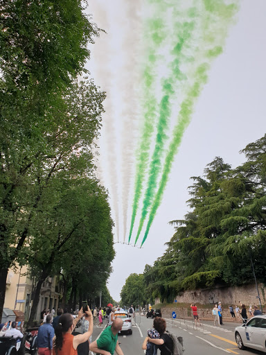 De Italiaanse vlag bij de start gemaakt door 8 straaljagers