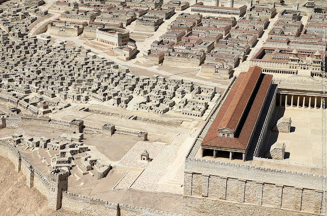 Театр Ирода (в верхней части) и Царская Стоя (Базилика)  в комплексе Второго Храма