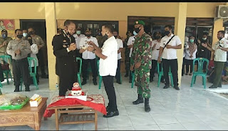 HUT Bhayangkara ke-74, Camat Puger Hadiahi Kue Tart Kapolsek Puger HUT Bhayangkara ke-74, Camat Puger Hadiahi Kue Tart Kapolsek Puger