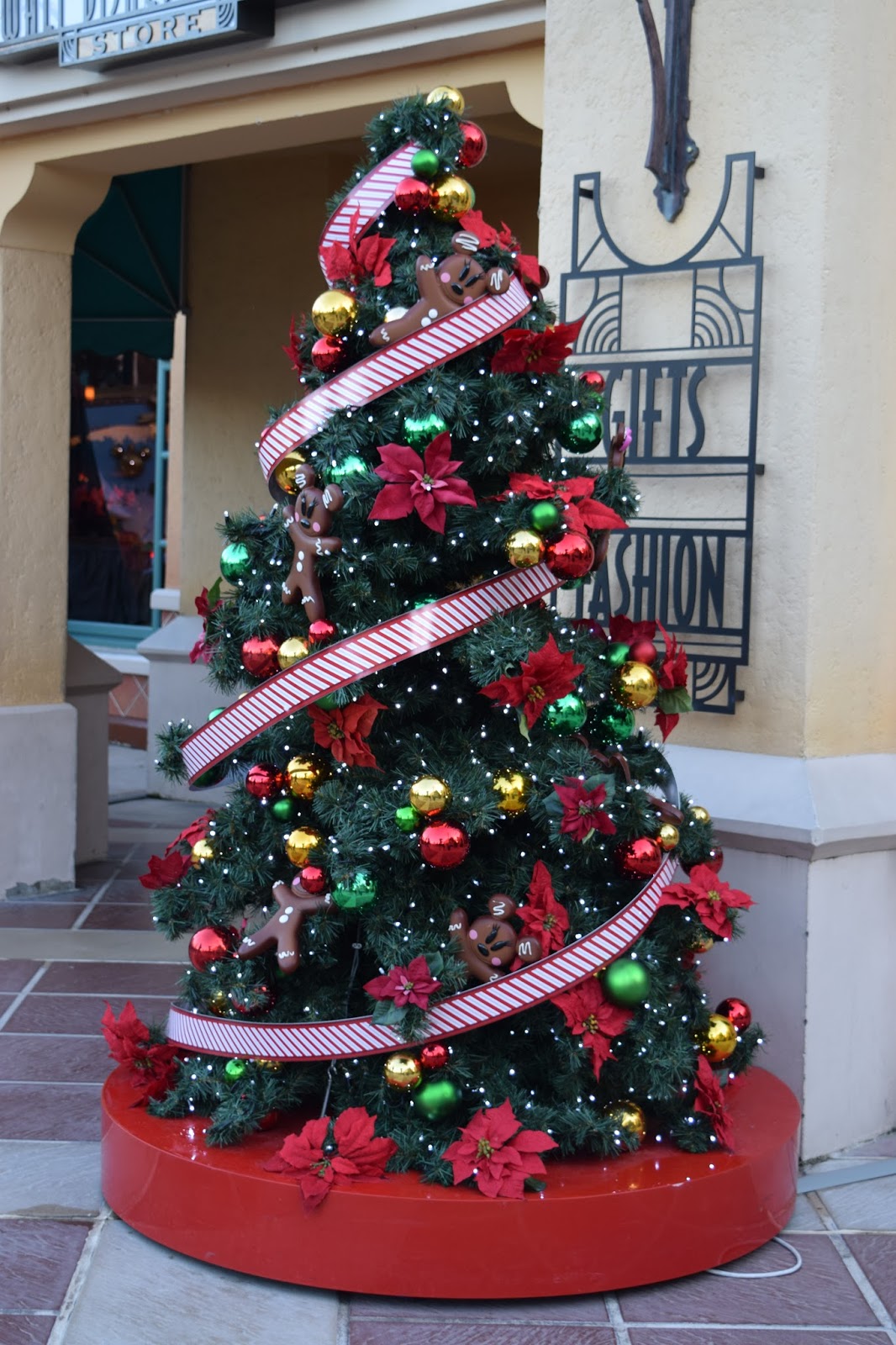 Hearts & Wings by Shireece: Les sapins de Noël de Disneyland