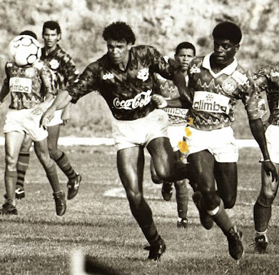 Joaquin Piquerez do Palmeiras disputa o lance com Felipe Carballo