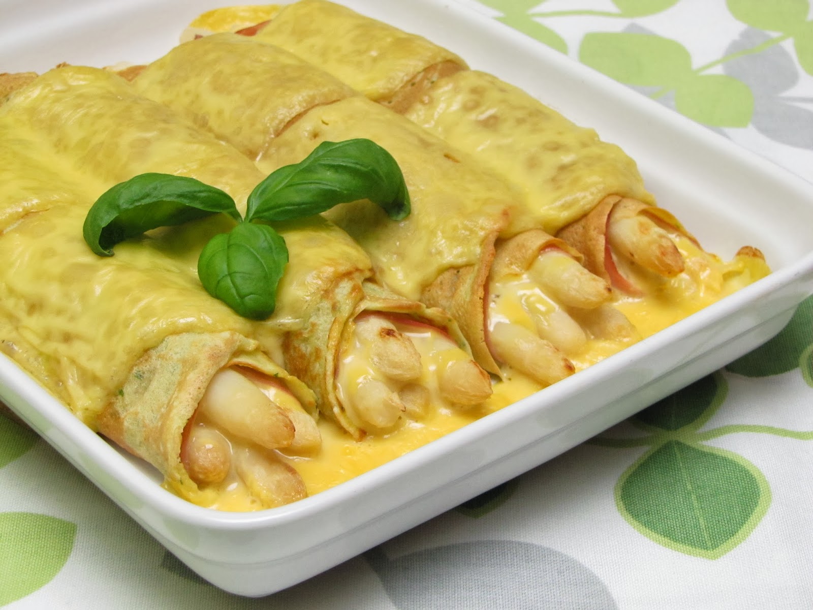 Überbackenes Spargel-Päckchen im Basilikum-Pfannkuchen / Spargel-Crêpes