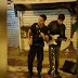 Τι δηλώνει ο πλανόδιος μουσικός που τραγούδησε με αστυνομικό και έγινε viral 