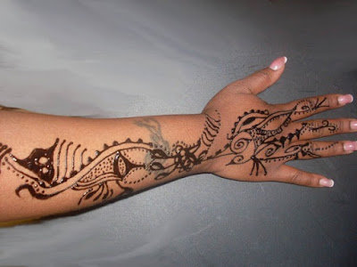 Pengantin Indonesia menerapkan tato henna untuk membawa keberuntungan.