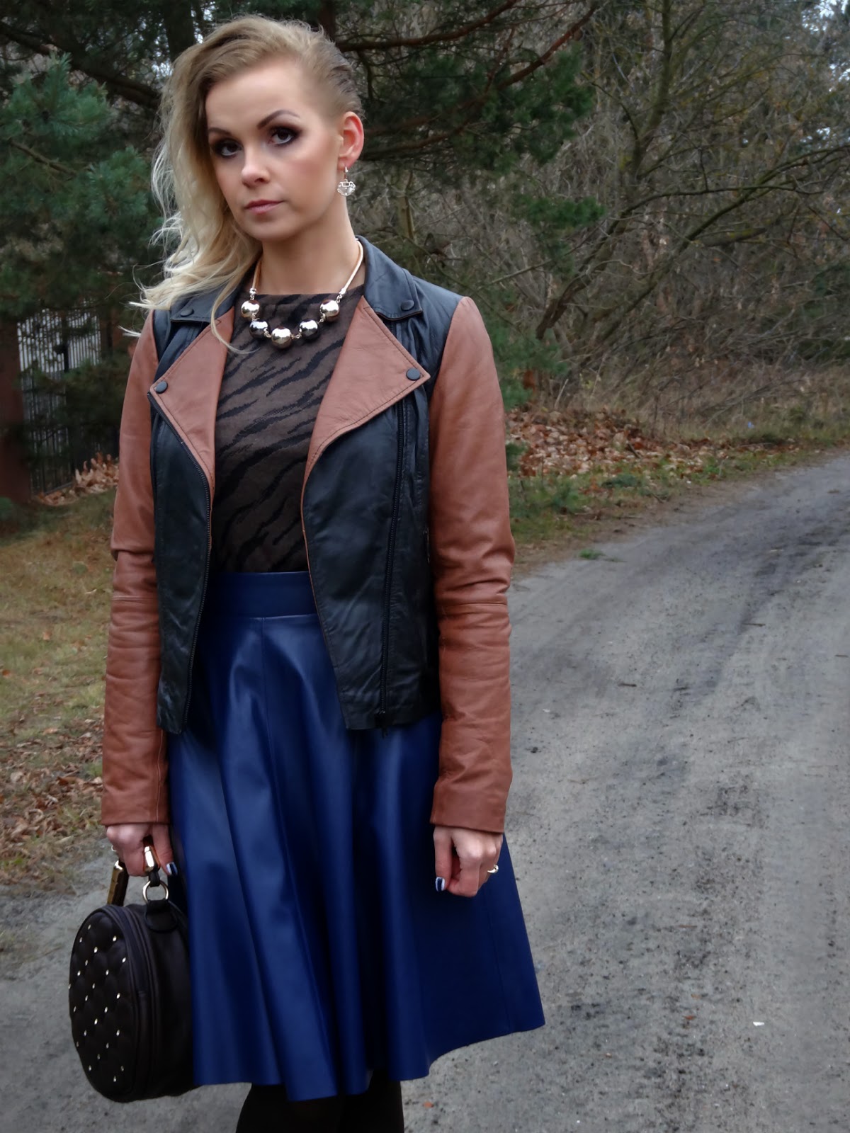 Misskitin: navy blue leather skirt