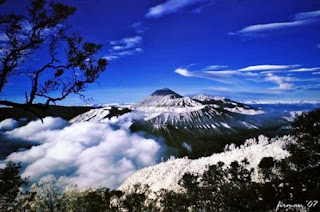 Gambar Gunung dan Awan Keren